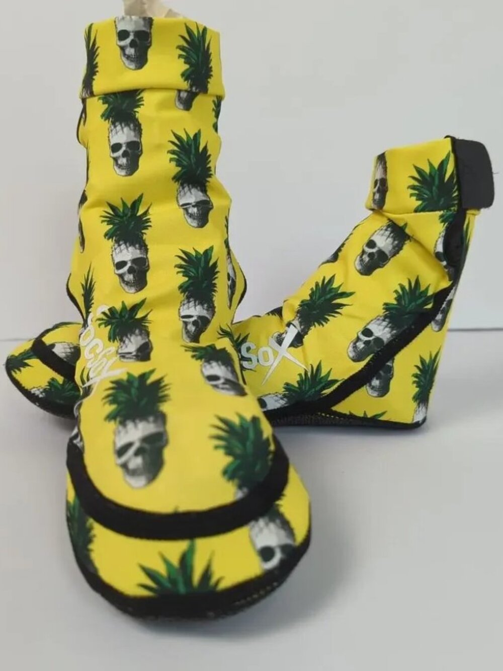 ShocSox Volleyball Sand Socks Pineapple Express Skulls M Women 8-9 Men 6.5-7.5